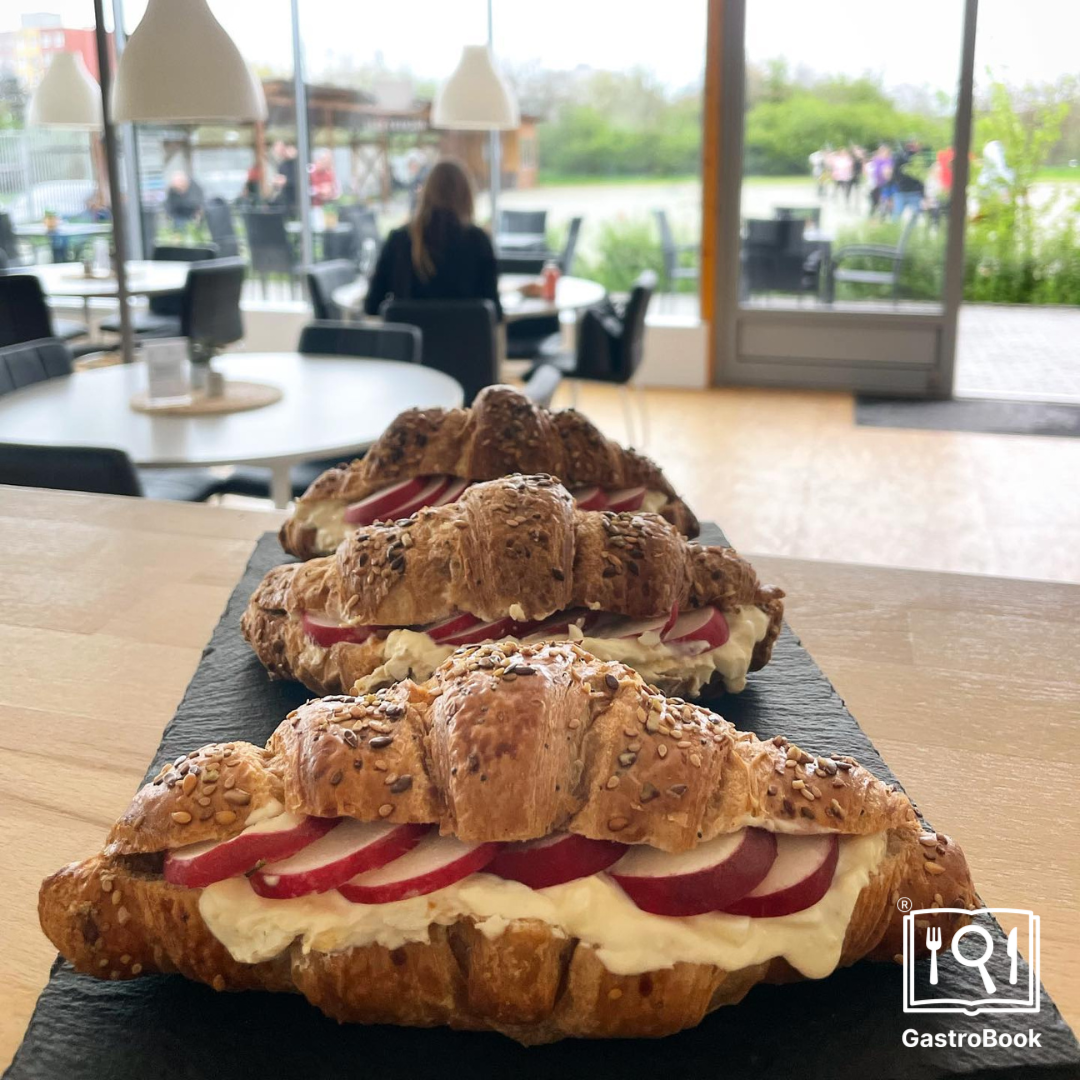 Čerstvé croissanty s domácí vajíčkovou pomazánkou a ředkvičkami (autor: Archery café)